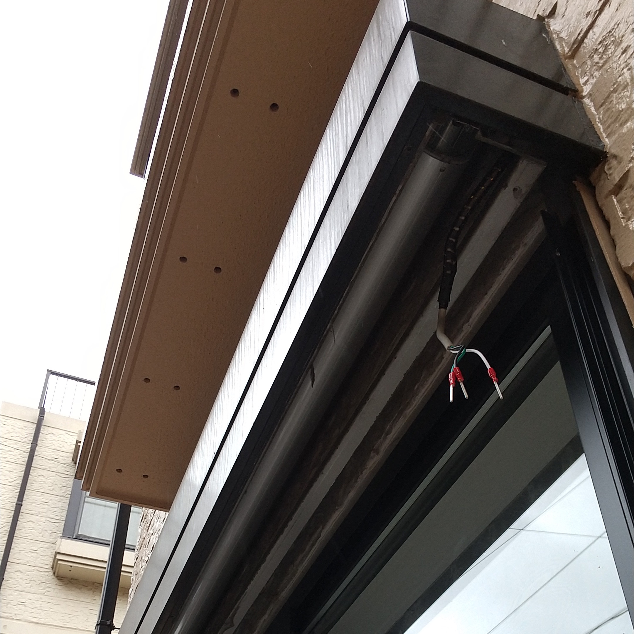 窓シャッターの電動化　ソムフィ施工　オートマン施工